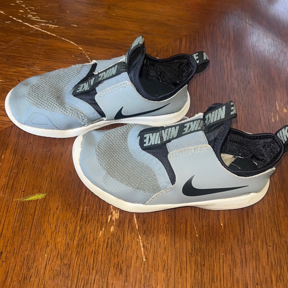 Boys Nike Free Runner Shoes - sz 11